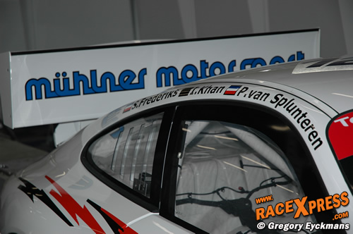 Ian Khan bezet de Mhlner Cup Porsche samen met Khan en Frederiks